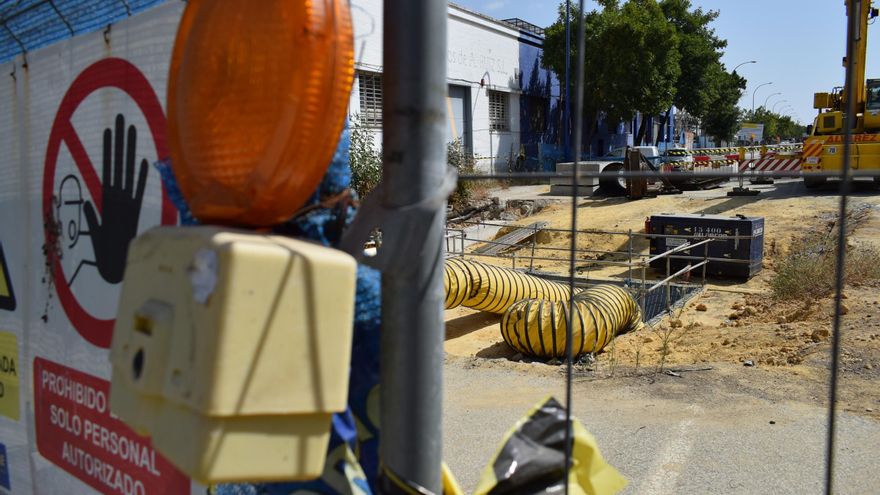 Palmas Altas quiere poner fin a los malos olores que sufre parte del barrio: &quot;Es como meter la nariz en una alcantarilla&quot;