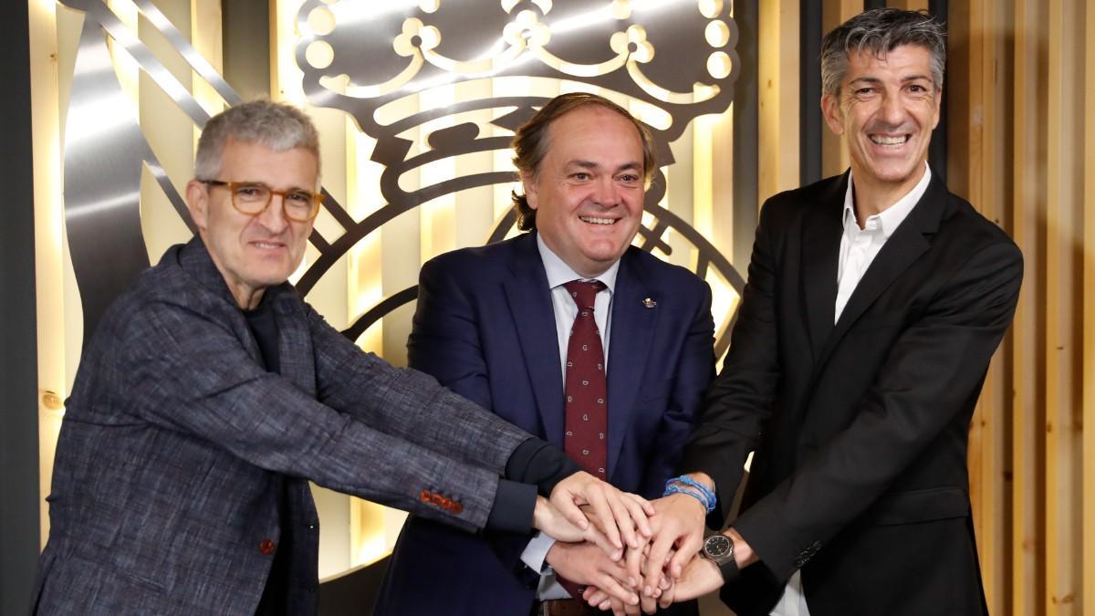 Roberto Olabe, izquierda, junto a Jokin Aperribay e Imanol Alguacil