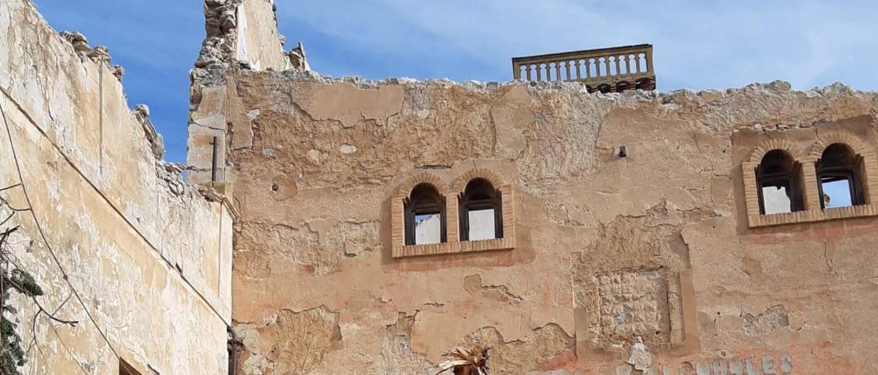 Estado del muro de la alcoholera de la Colonia de Santa Eulalia tras el desplome de ayer.