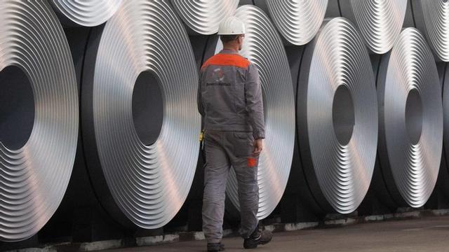 Un trabajador camina junto a varias bobinas de acero en una planta de Alemania. | E. P.