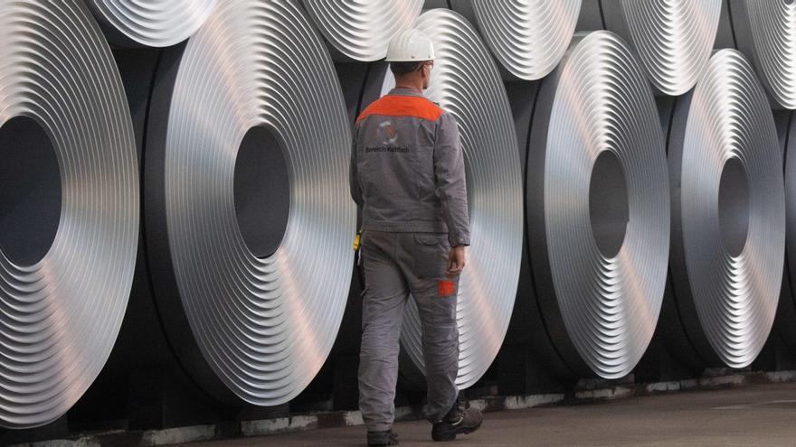 La Eurocámara refuerza el arancel ambiental clave para la siderurgia