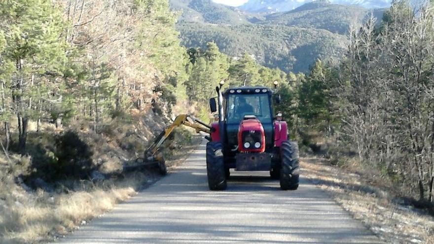 Una màquina treballant en la desbrossa d&#039;un camí rural al Solsonès |