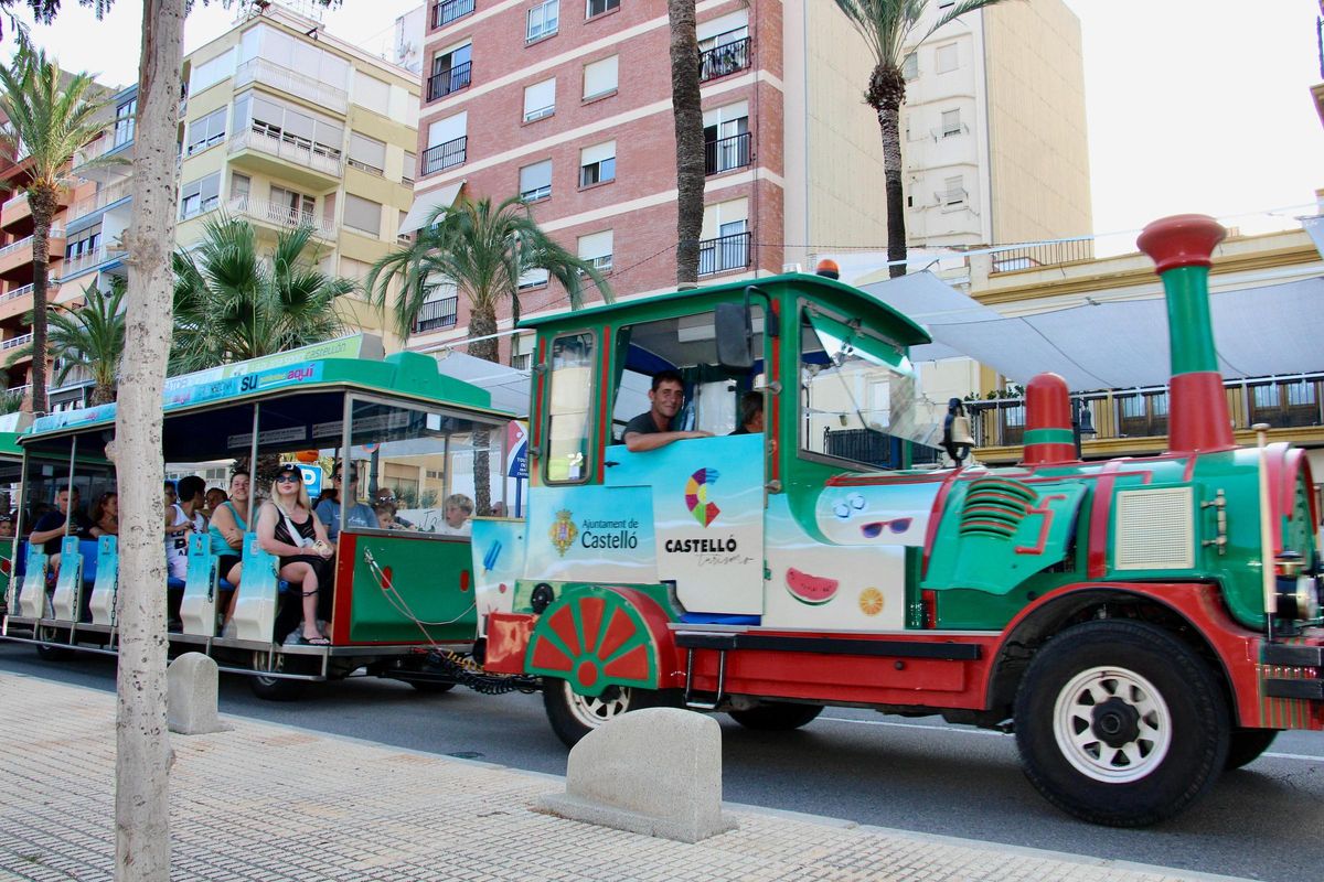 El tren turístico del Grau, nuevo atractivo, funciona desde el 11 de julio y hasta el 30 de agosto con un recorrido circular, con parada única la plaza Sète.