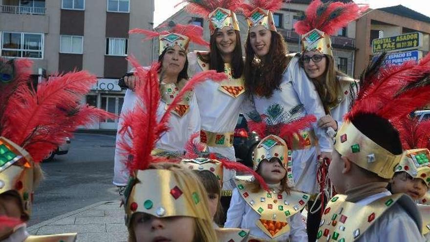 Niños y profesores de una guardería por las calles de Moaña. // G.N.