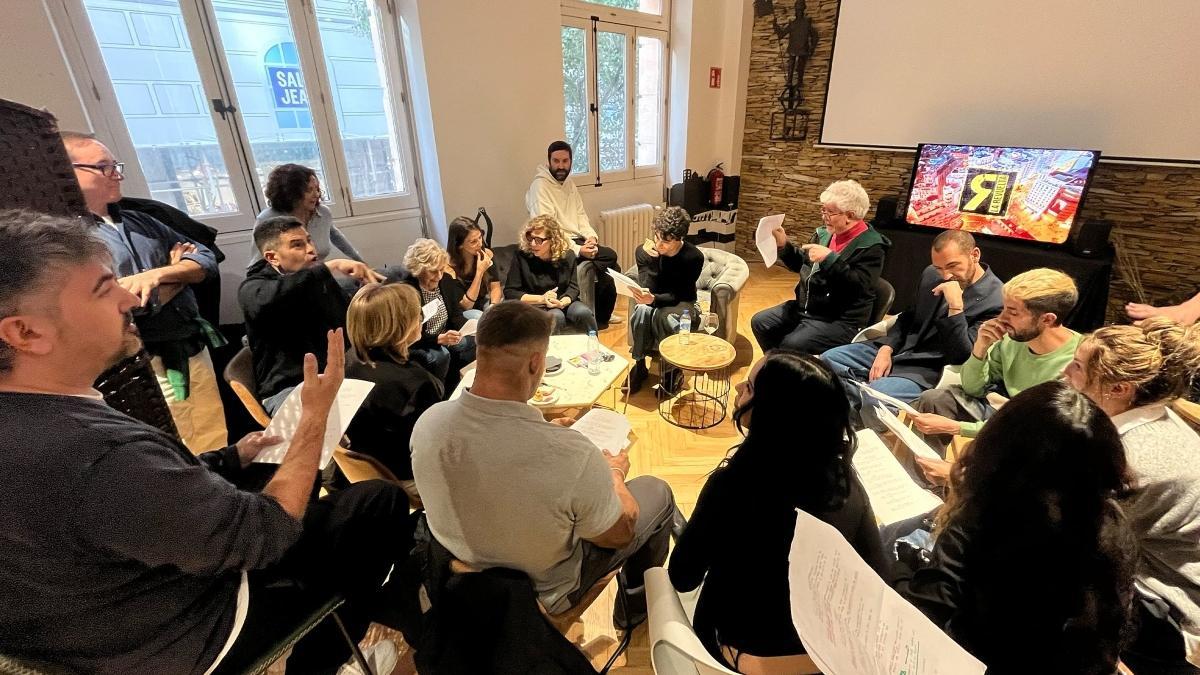 Los miembros e invitados de 'La Revuelta' preparando su programa del lunes