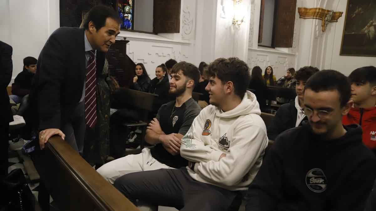 El consejero de Justicia, José Antonio Nieto, con alumnos del IES Góngora, con los que compartió un coloquio.