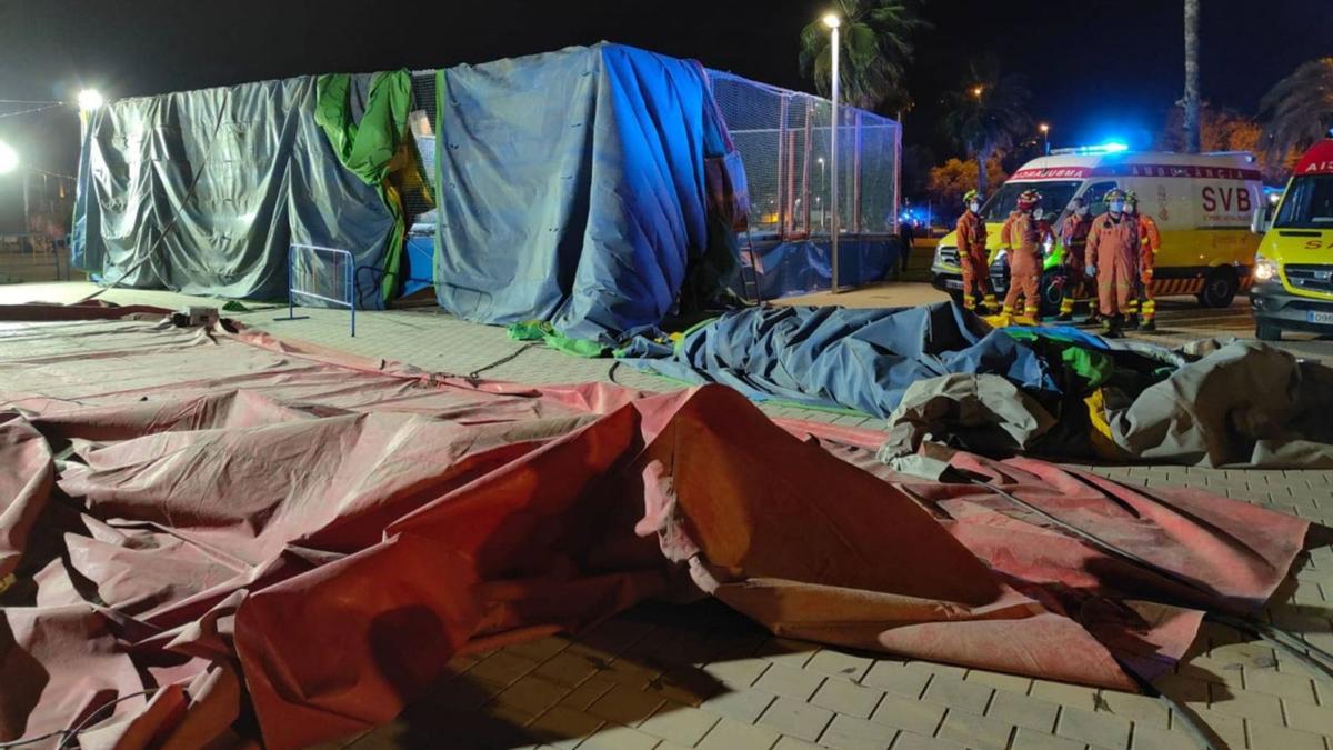 El castillo hinchable salió volando por el fuerte viento y nueve menores tuvieron que ser atendidos. consorcio de bomberos   | MIGUEL ÁNGEL MONTESINOS