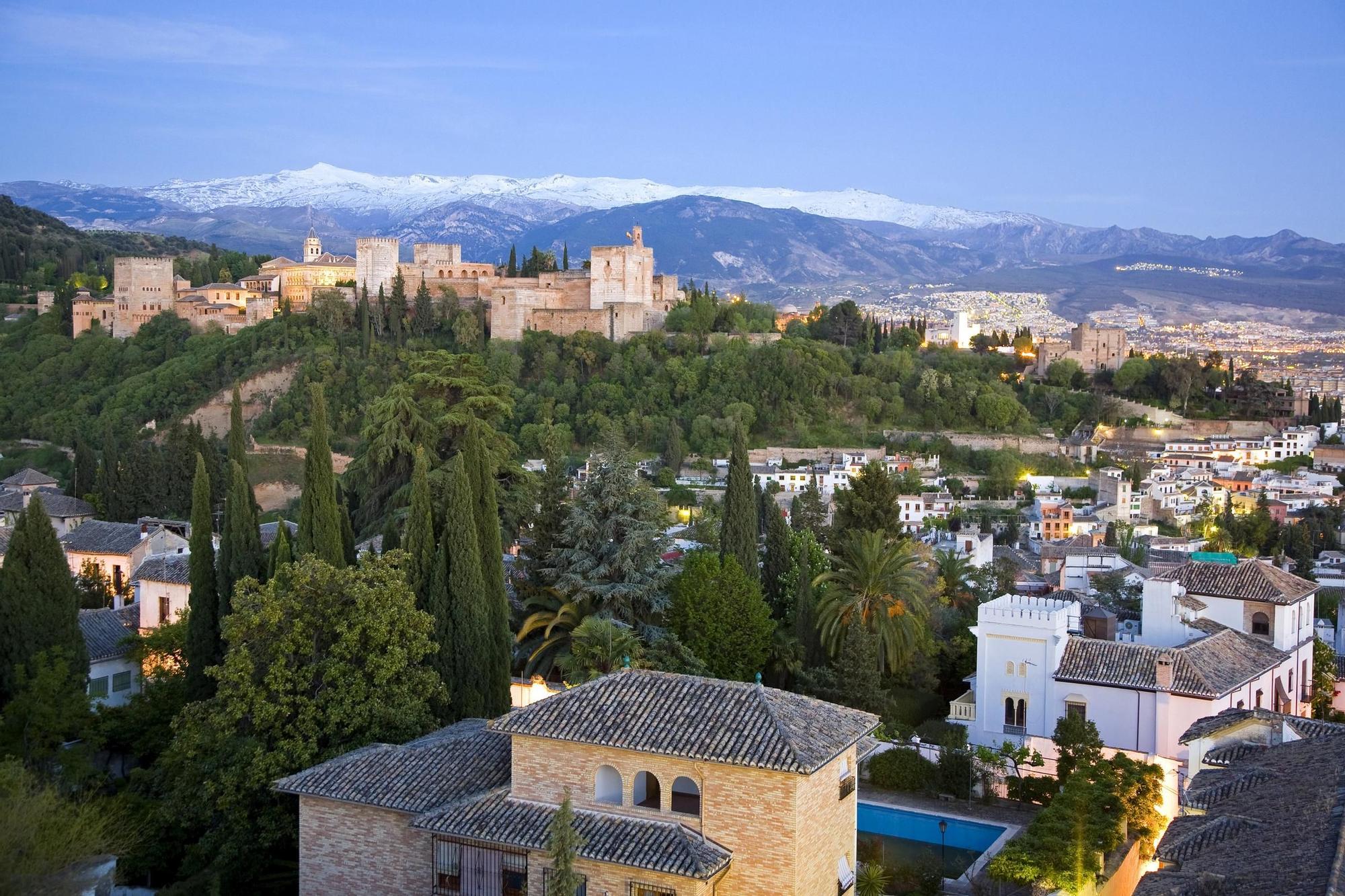 Vistas de Granada con La Alhambra y Sierra Nevada al fondo