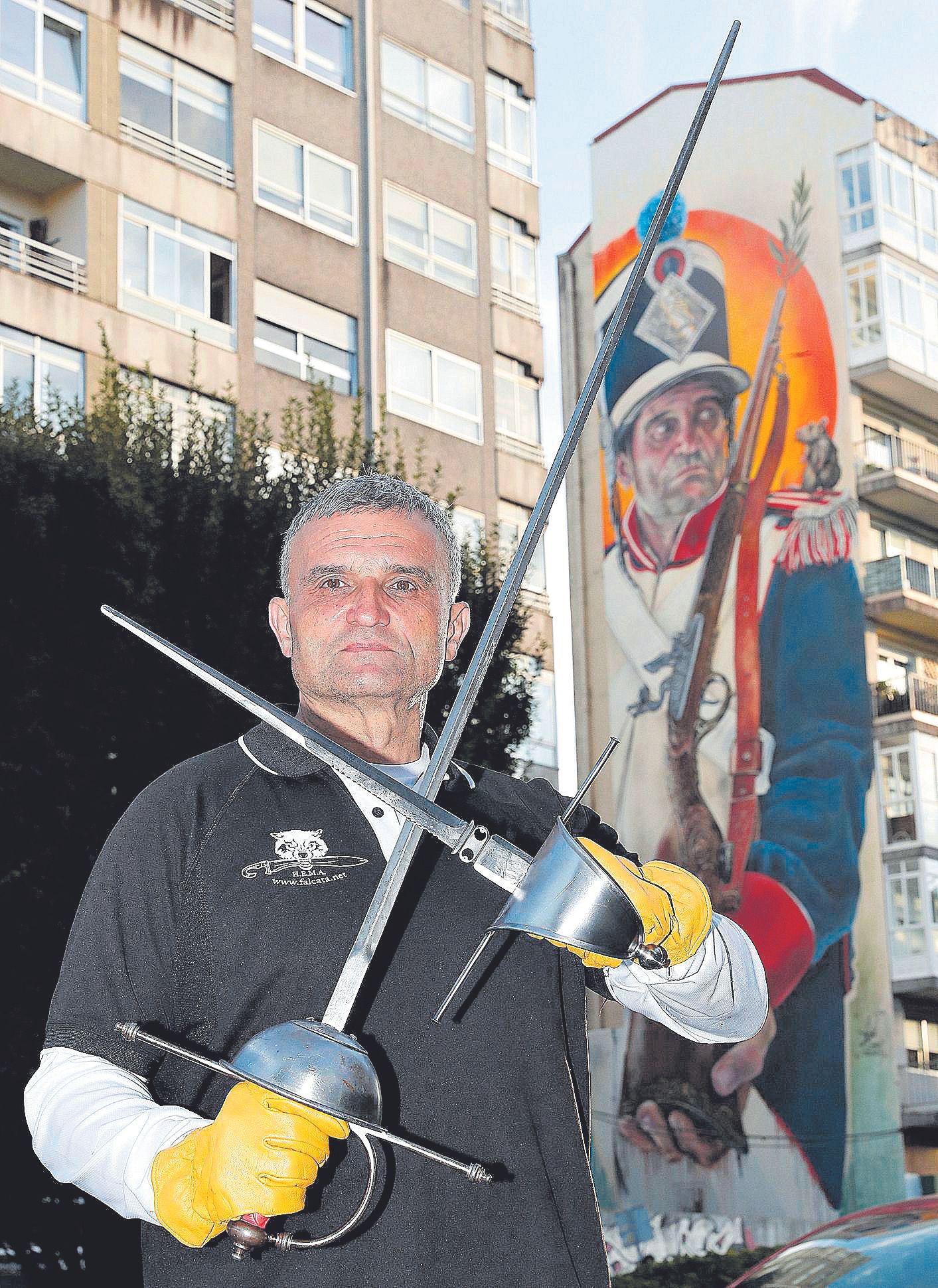 Ricardo Soto posa delante del mural basado en la Reconquista