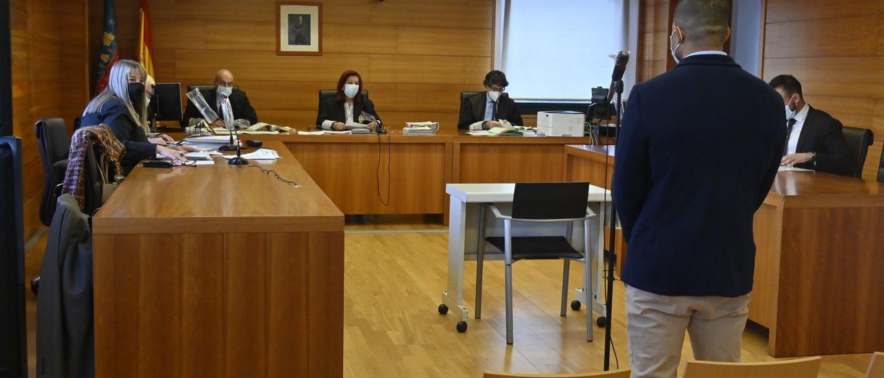 El procesado aún de pie momentos antes de iniciarse la primera sesión del juicio en la Audiencia Provincial de Castellón.
