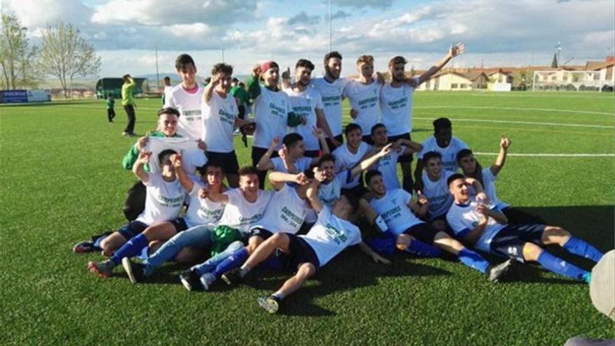 Euforia en La Cruz Villanovense tras su ascenso a la élite del fútbol juvenil