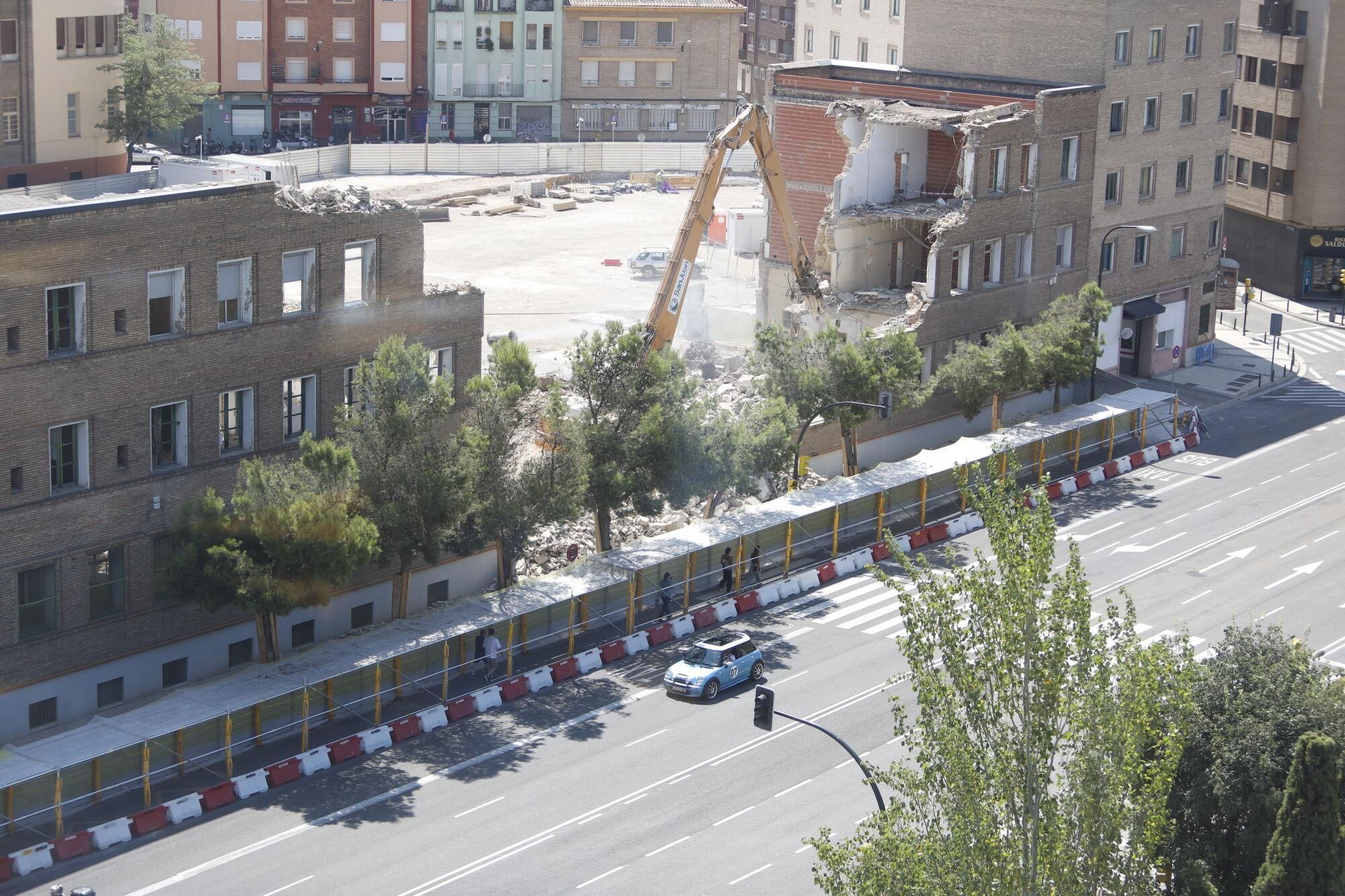 Así avanza el derribo de la comisaría de Mayandía