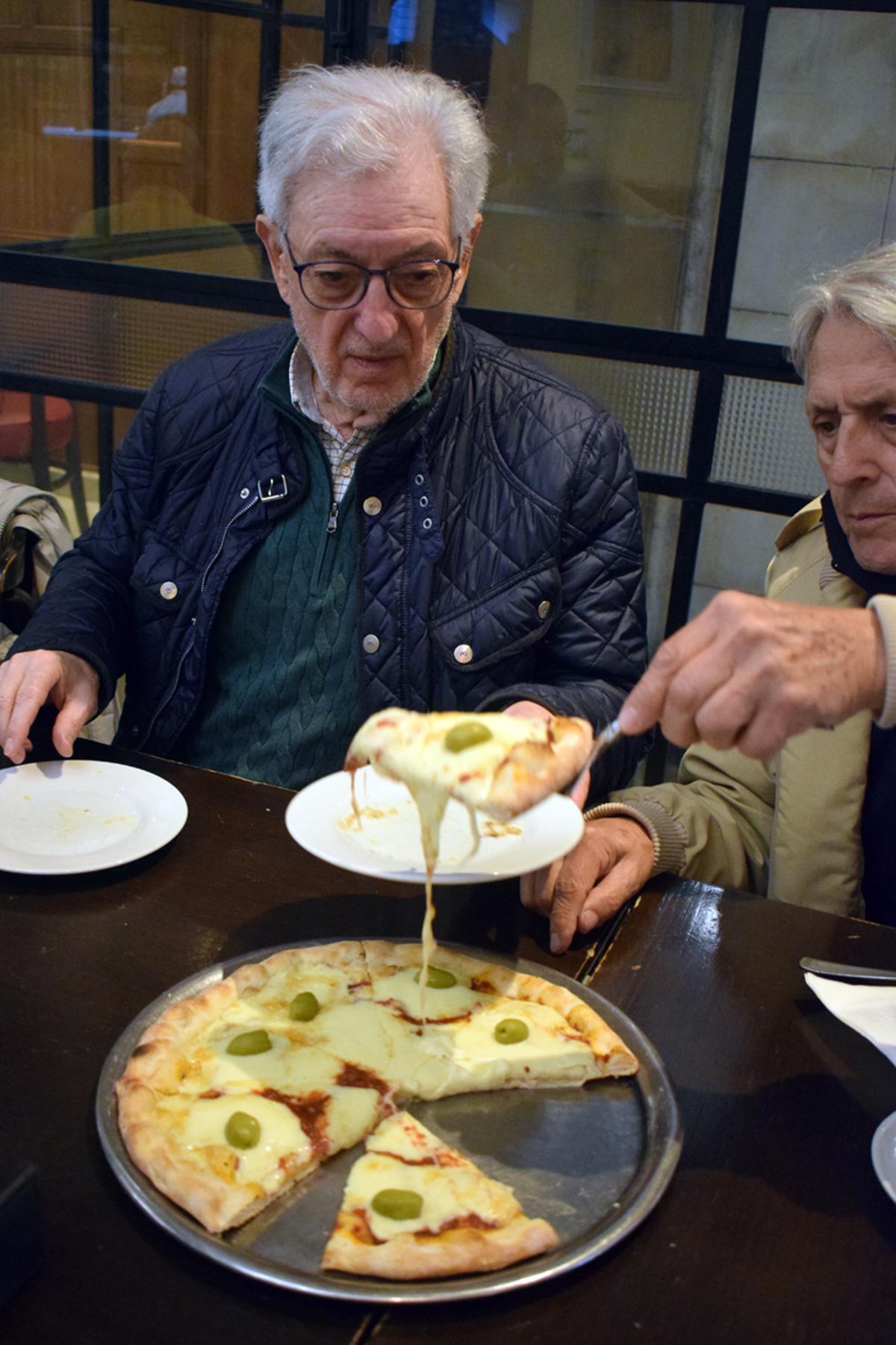El alcalde de Valga en la pizzería argentina.