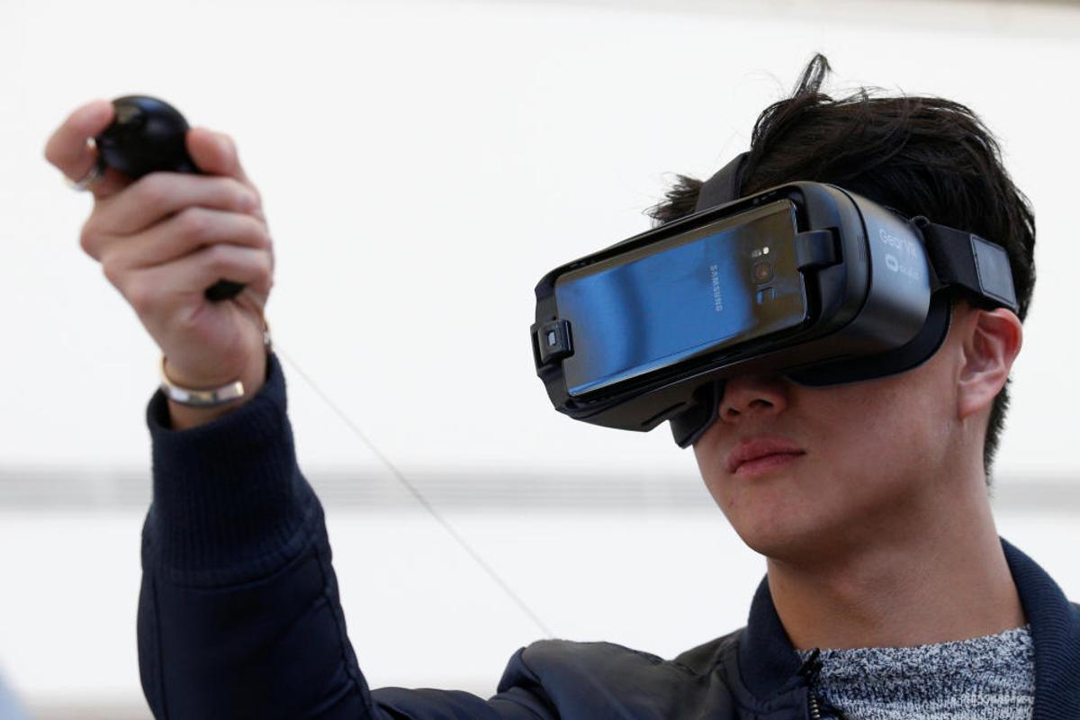 La cámara Gear 360 se acompaña de unas gafas de realidad virtual con un mando a distancia.