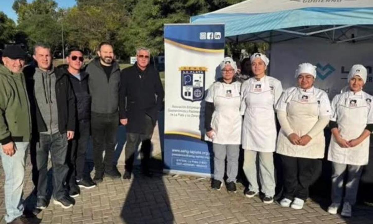 Por la izquierda, Ezequiel Novoa y Fabián Martínez, secretario y presente del Centro Asturiano de Lanús, con los representantes de la asociación de hostelería y del instituto de formación en hostelería de Lanús.