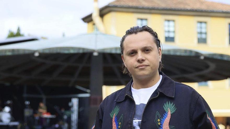 Tony Finu, músico de Ilegales y Carlos Ares: "Salir con Jorjón por San Mateo era vinos, bares y rock and roll"