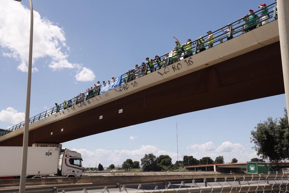 Una pancarta en defensa de la huelga educativa ya cuelga desde el Puente de la Solidaridad Una pancarta en defensa de la huelga educativa ya cuelga desde el Puente de la Solidaridad