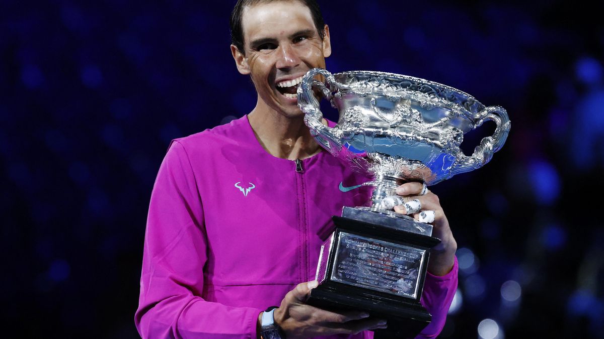 Rafa Nadal muerde la copa.