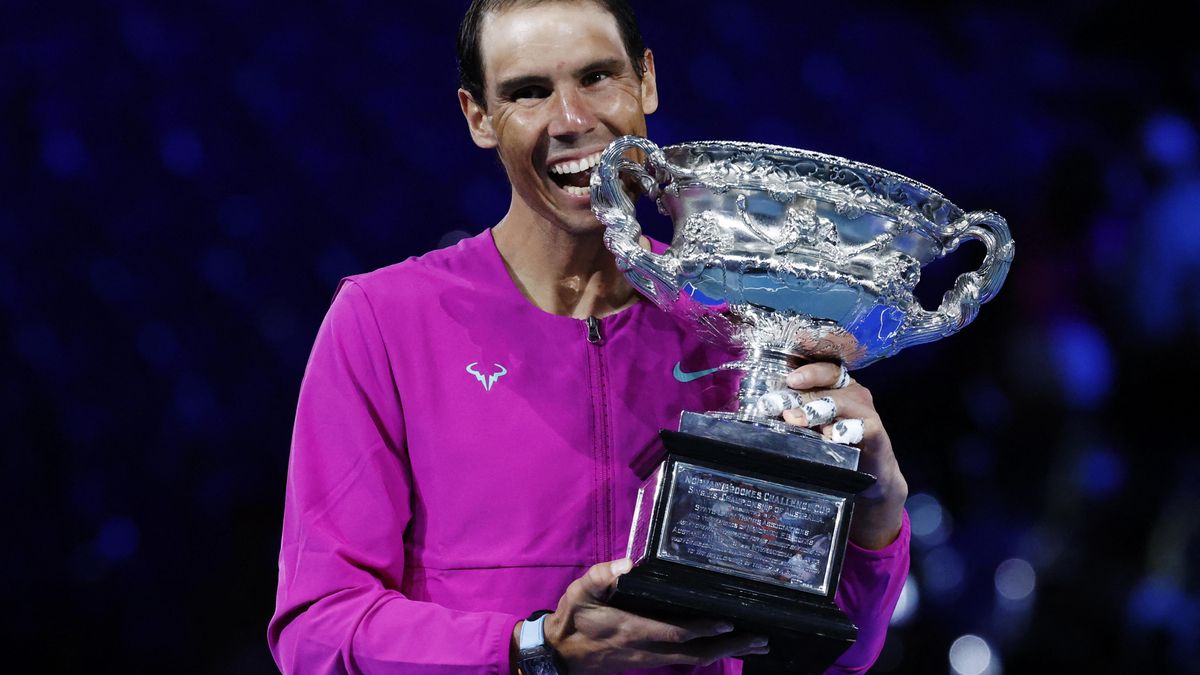 Rafa Nadal muerde la copa.