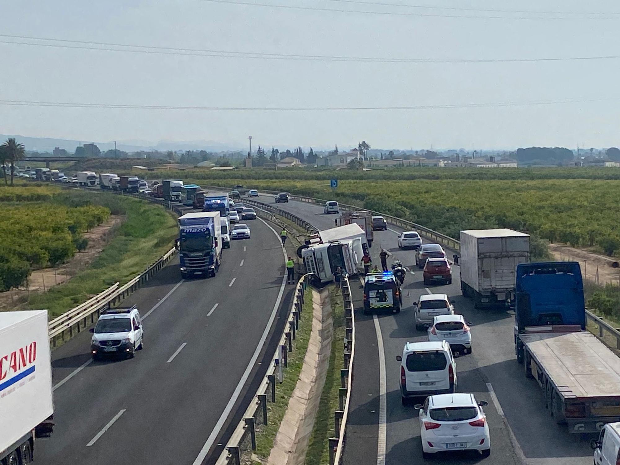 Retenciones en la A7 a la altura de San Isidro tras el vuelco de un camión