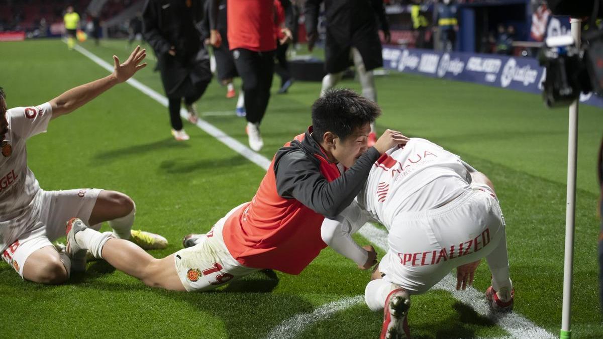 Kang In abraza a Kubo en la celebración del gol.