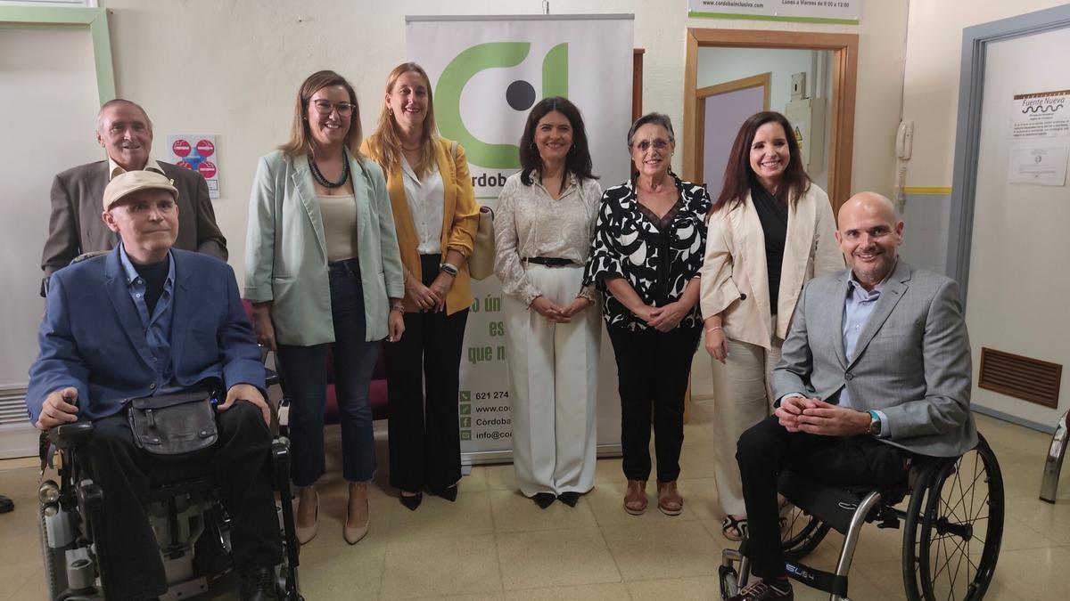 Miembros de la federación Córdoba Inclusiva Cocemfe y autoridades provinciales y locales en Aguilar de la Frontera.