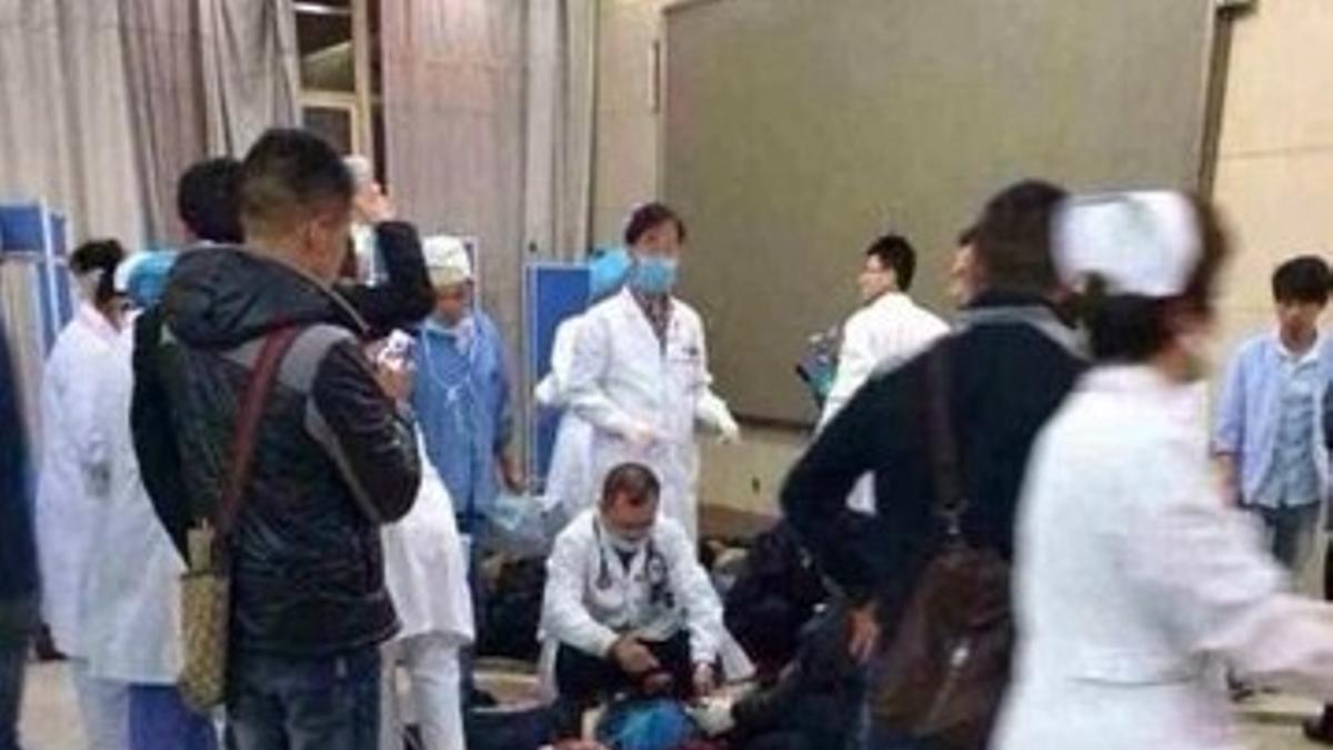 Servicios de asistencia de los heridos en la estación china.