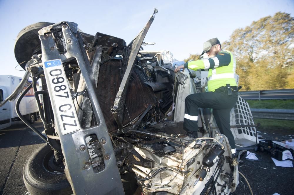 La AP-9 cortada en Abegondo al chocar dos camiones