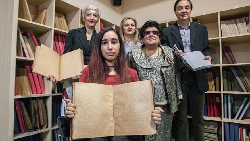 Donan a Apamex una biblioteca en braille con 560 volúmenes antiguos