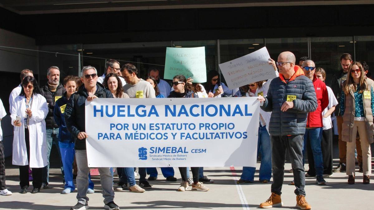 Concentración de la huelga de médicos de marzo delante de Can Misses.