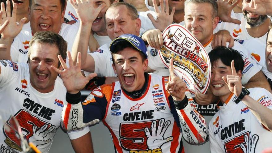 Márquez i el seu equip celebren el títol.