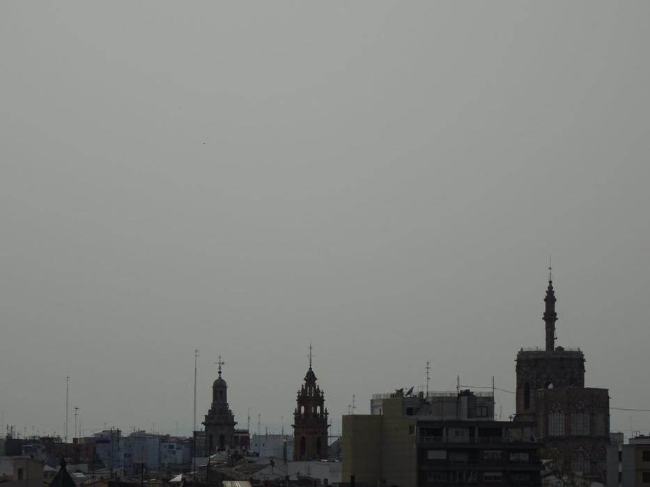 El polvo en suspensión enturbiaba el cielo de València, ayer jueves.