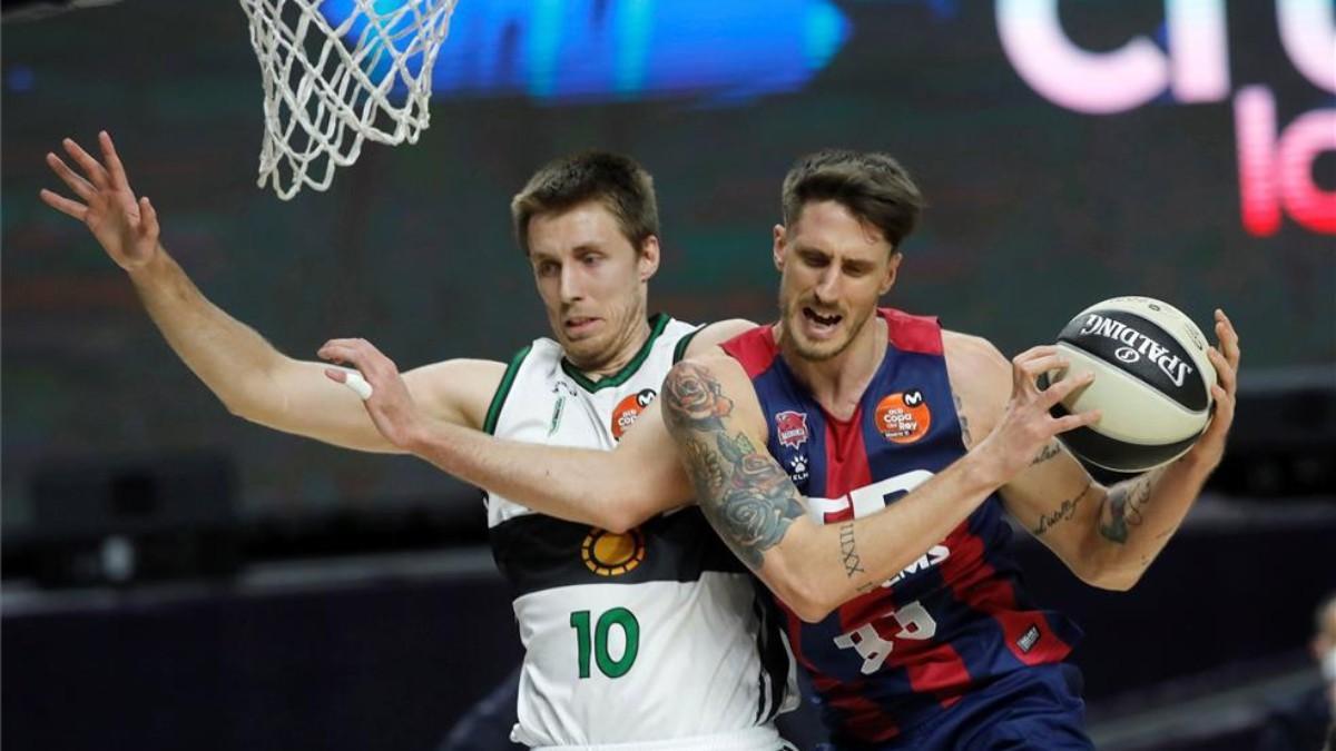 Polonara y Brodziansky luchan por un balón durante el partido