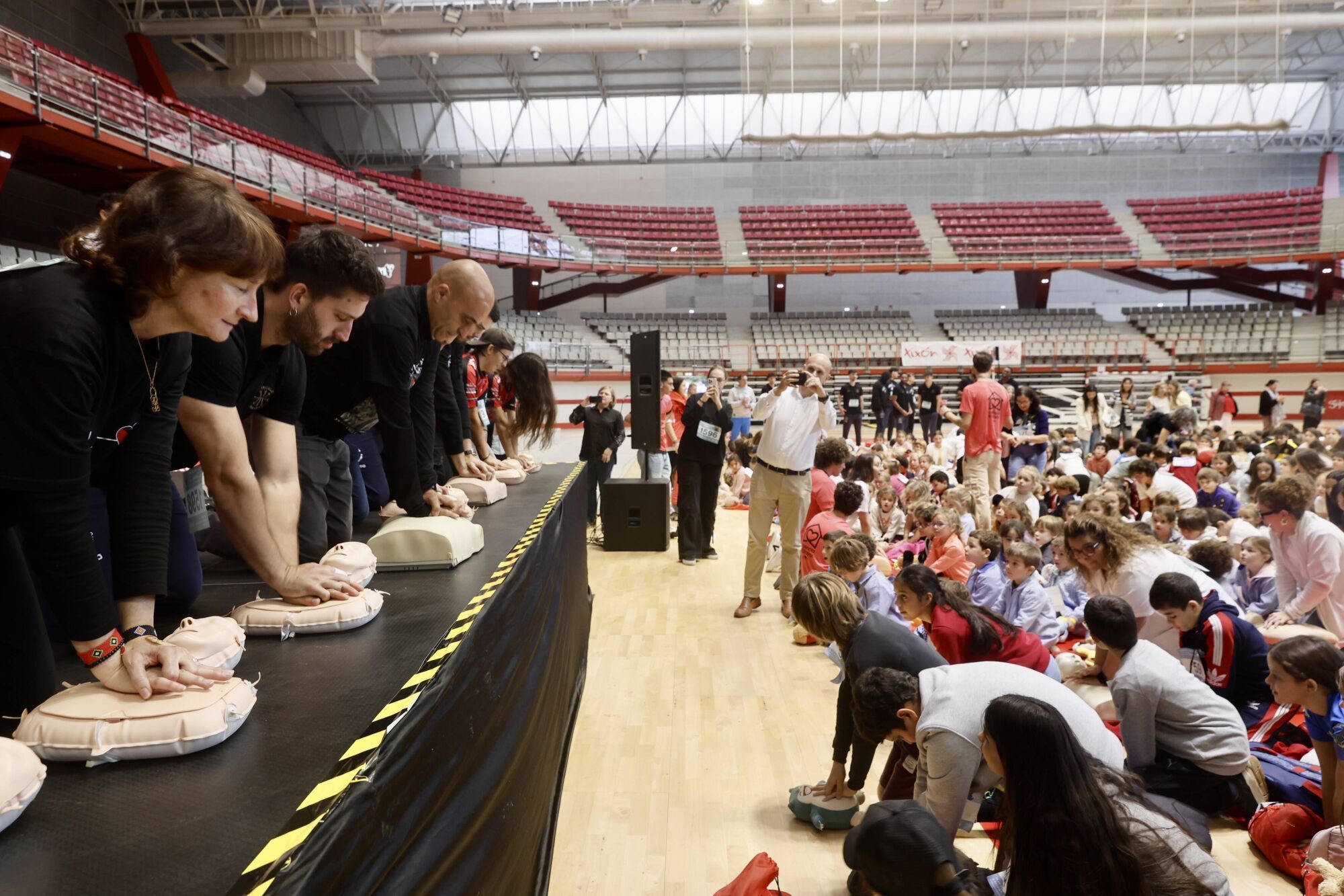 Récord de RCP simultáneo en el Palacio de Deportes. Participan centros escolares de Gijón. Pañeda
