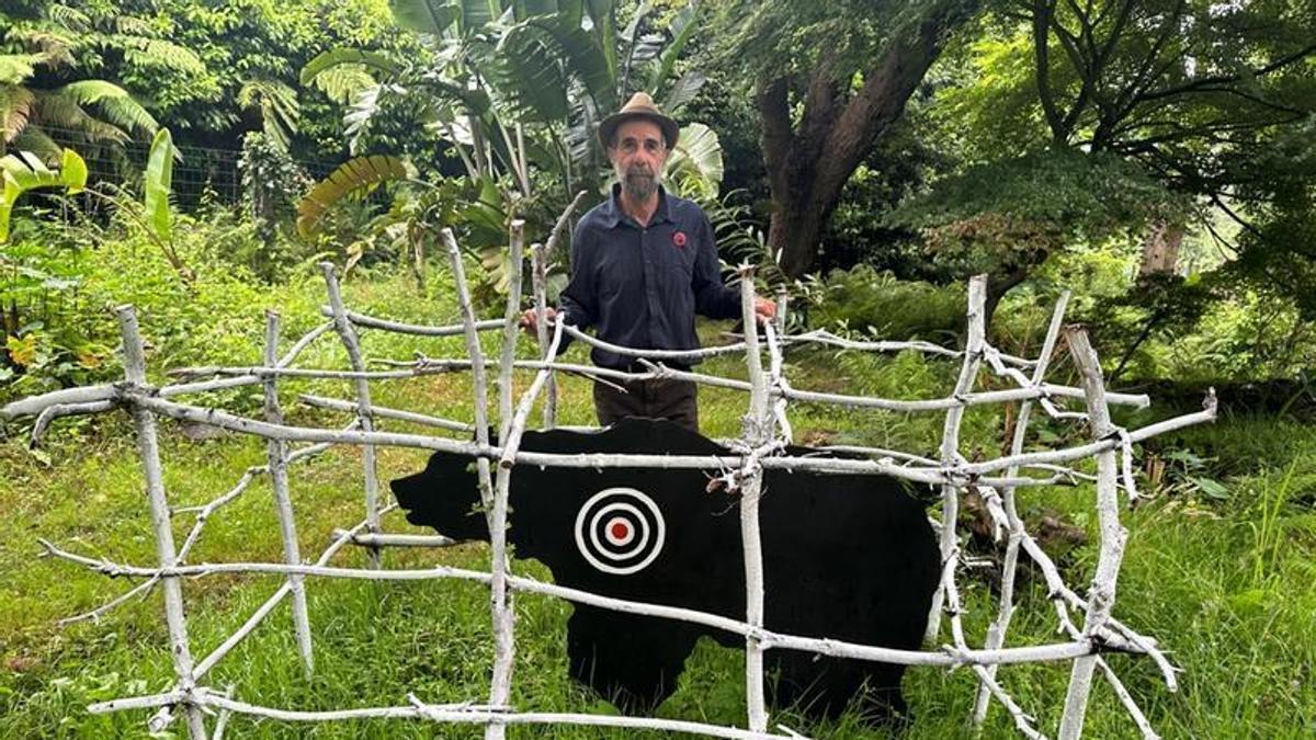 Vicente Pastor posa con una de las piezas en el bosque-jardín de la Fonte Baxa de Luarca.