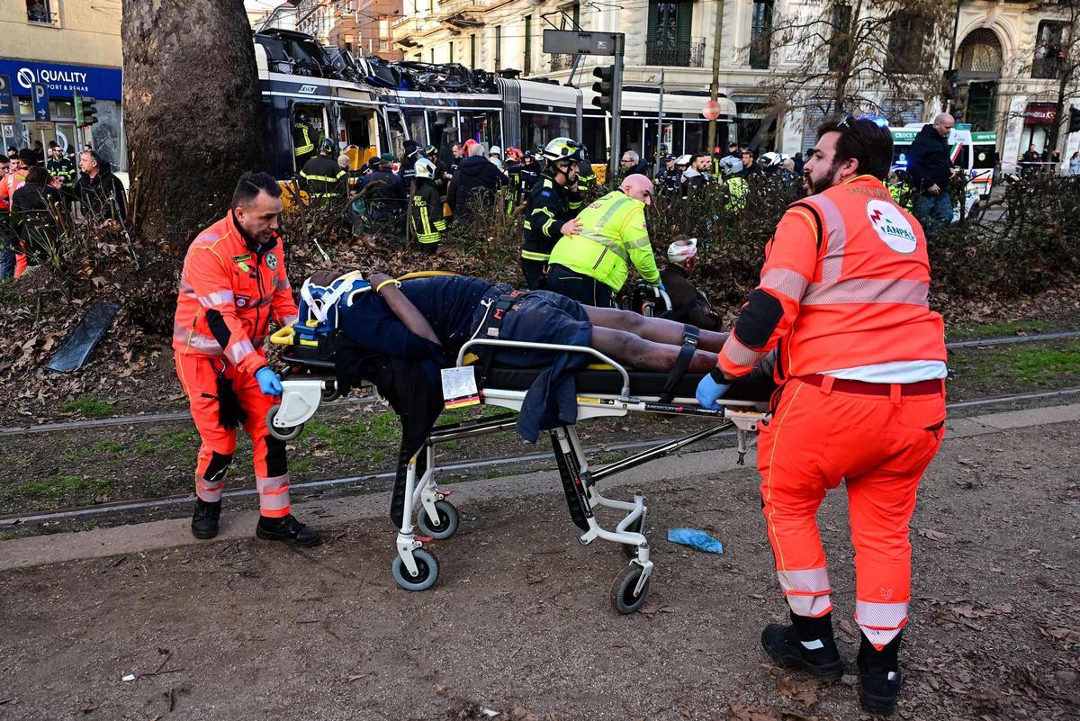 Al menos dos muertos y unos 40 heridos al estrellarse un tranvía contra ...