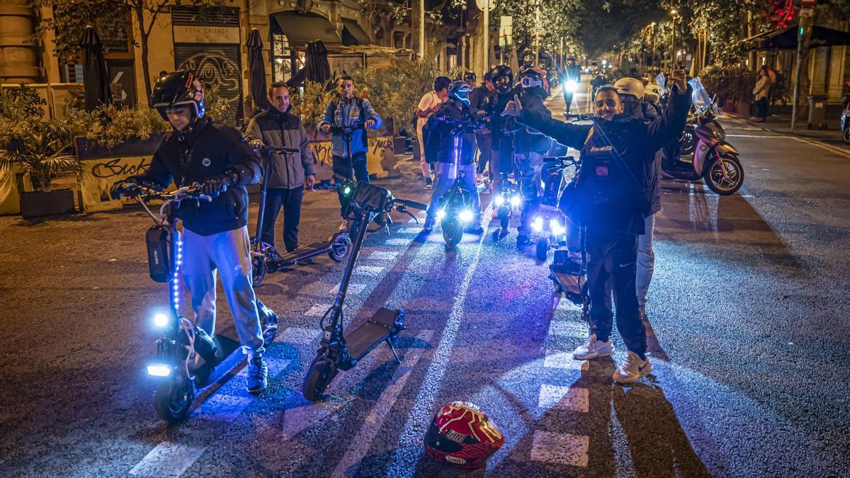 Fiesta sobre ruedas en Enric Granados, bien pasada la una de la madrugada.