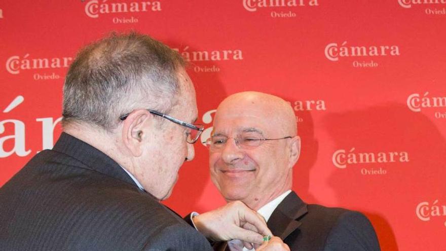 José Luis Bonet, imponiendo la medalla de oro a Jesús Serafín Pérez, ayer, en la Cámara de Comercio de Oviedo.