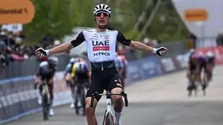 Ayuso asesta su primer golpe a la general del Giro