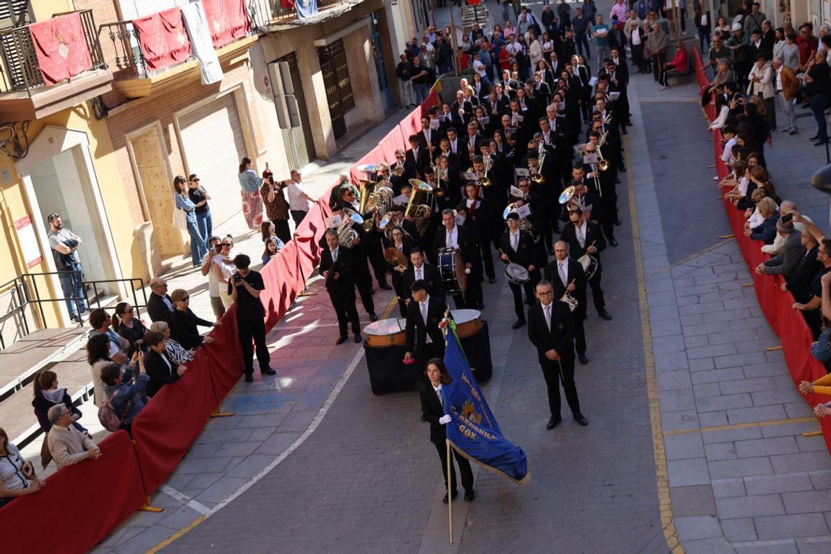 Desfile de la Sociedad Musicial La Armónica de Cox.