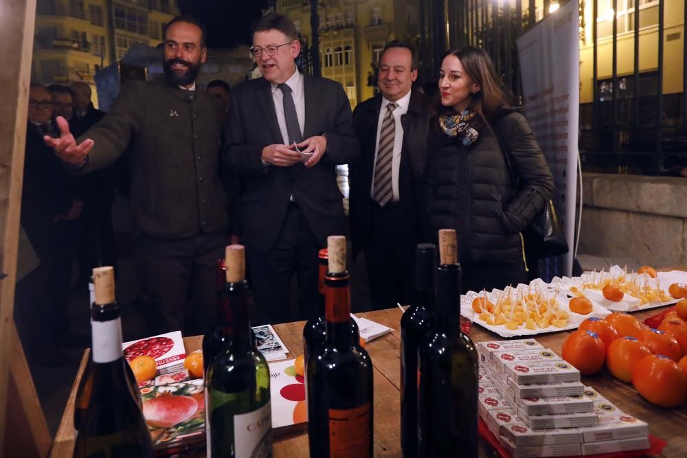 Primer día del árbol de Navidad, pista de patinaje sobre hielo y el tiovivo del ayuntamiento