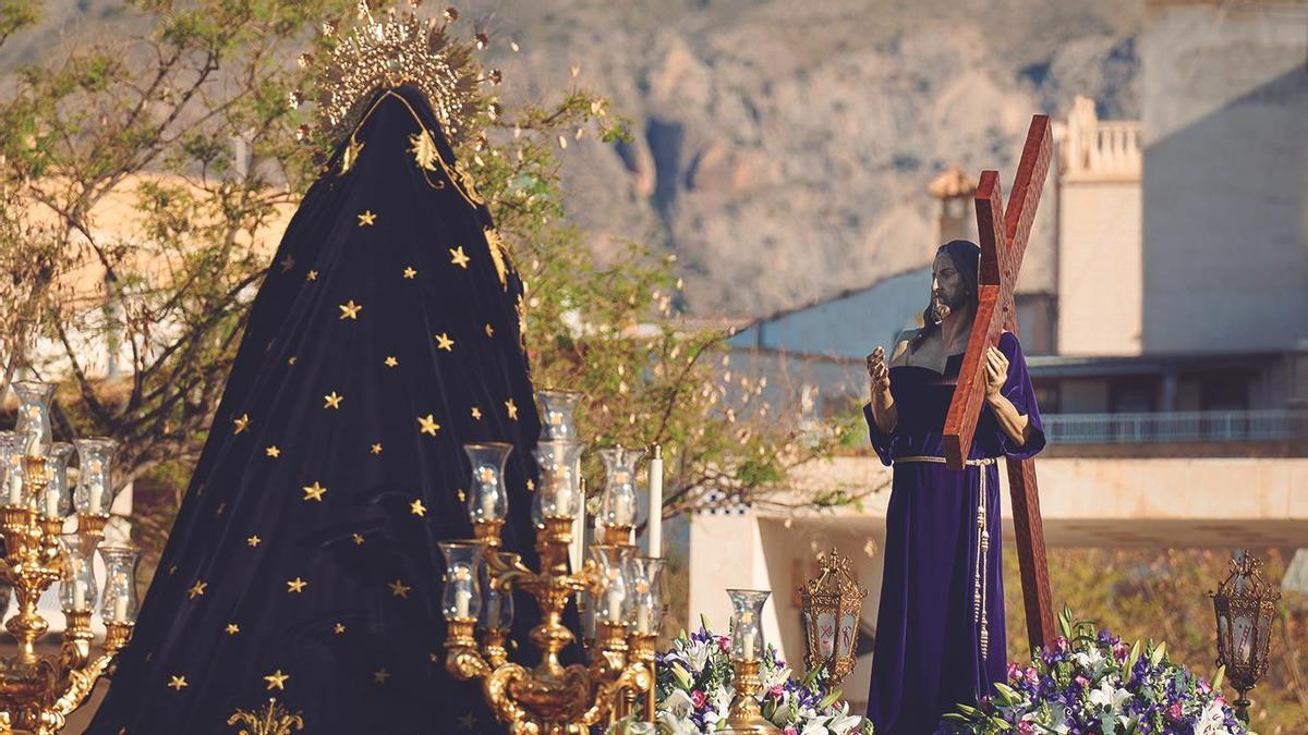 Jesús Nazareno y la Virgen de los Dolores durante «El Abrazo» en el Calvario.