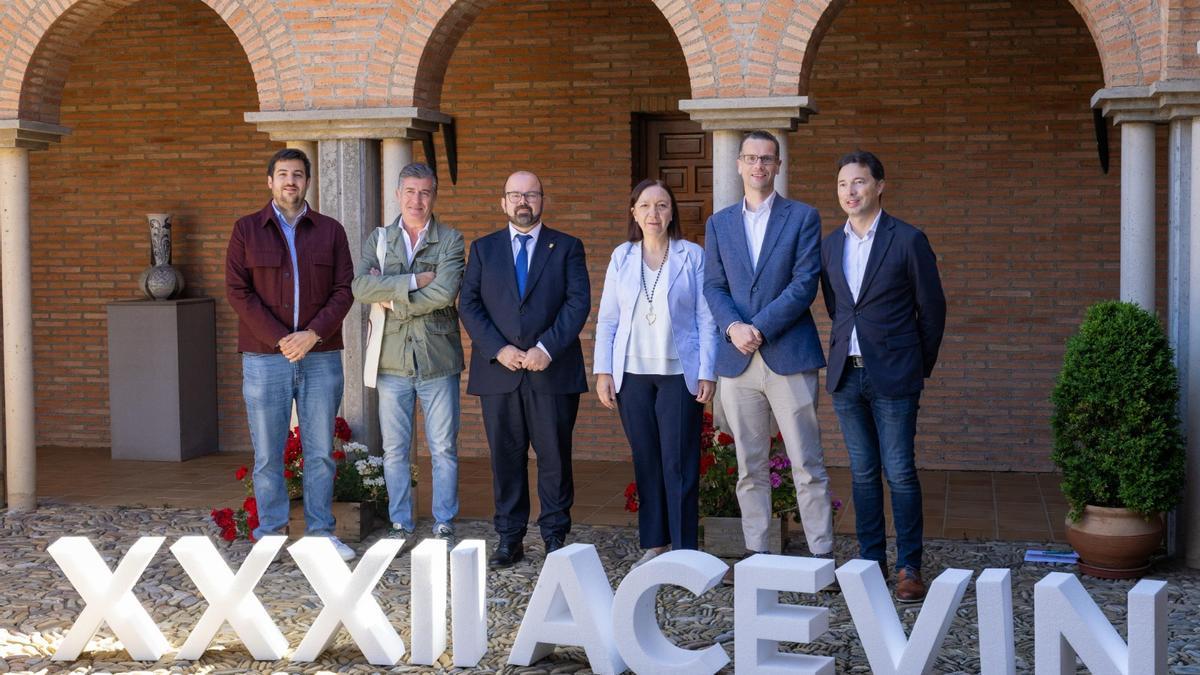 Autoridades y representantes de la asociación, este miércoles en Cariñena.