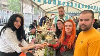 Un paraíso de los quesos en la feria de El Berrón: “Lo difícil es elegir cuál llevarse, apetecen todos”