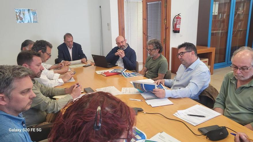 Calp plantea en la Junta Rectora del Penyal su preocupación por los efluentes de la piscifactoría