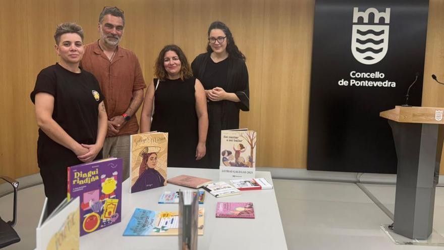 O edil Demetrio Gómez, coas libreiras. | FdV