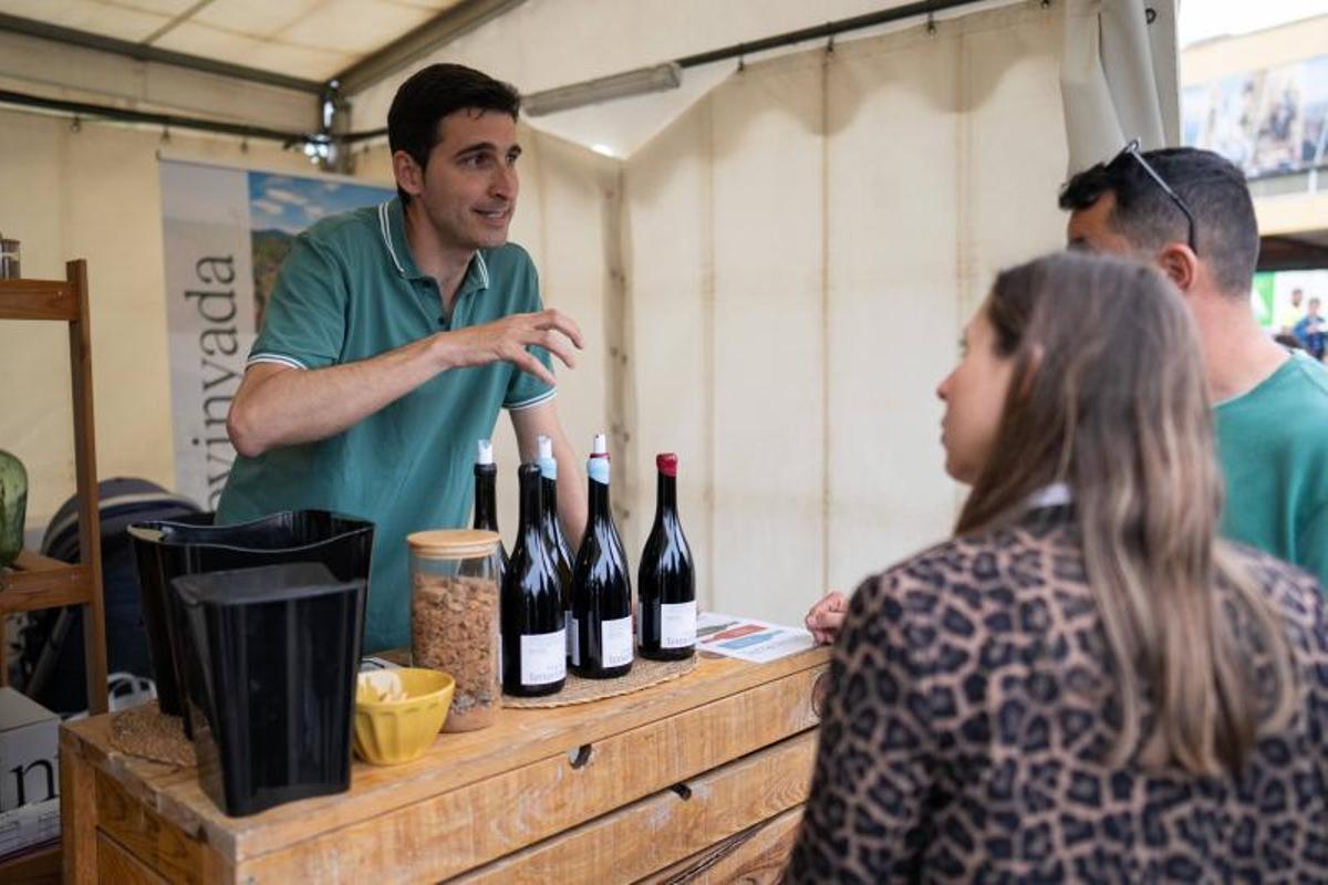 Albert Barceló, de Terravinyada, presenta sus vinos en la feria con un enfoque joven y sostenible.