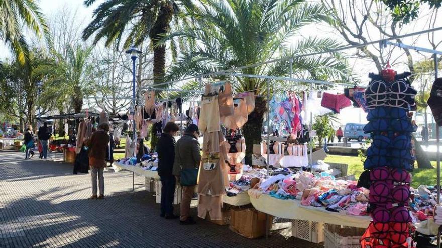 Puestos de venta en el mercadillo ambulante de los viernes en Cangas. // Gonzalo Núñez