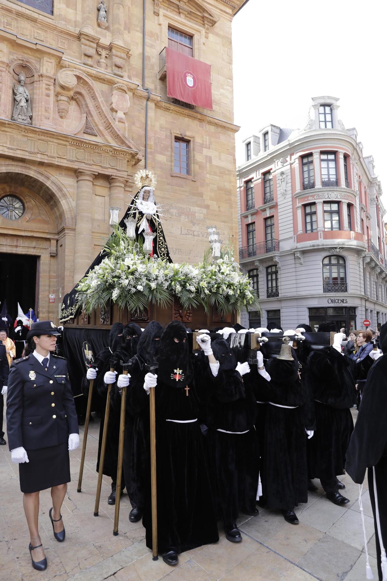 La procesión intergeneracional del Santo Entierro emociona Oviedo