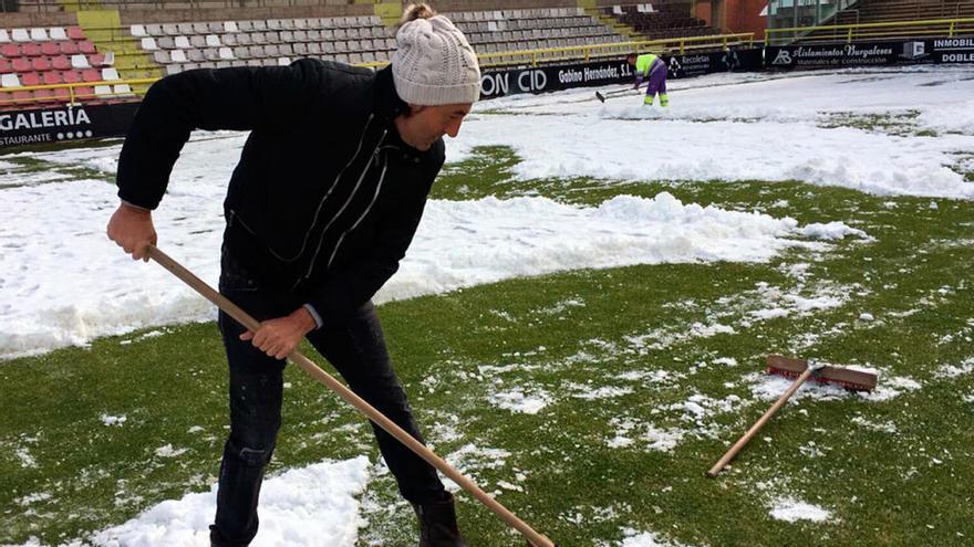 Patxi Salinas limpiando la nieve en El Plantío // Burgos FC